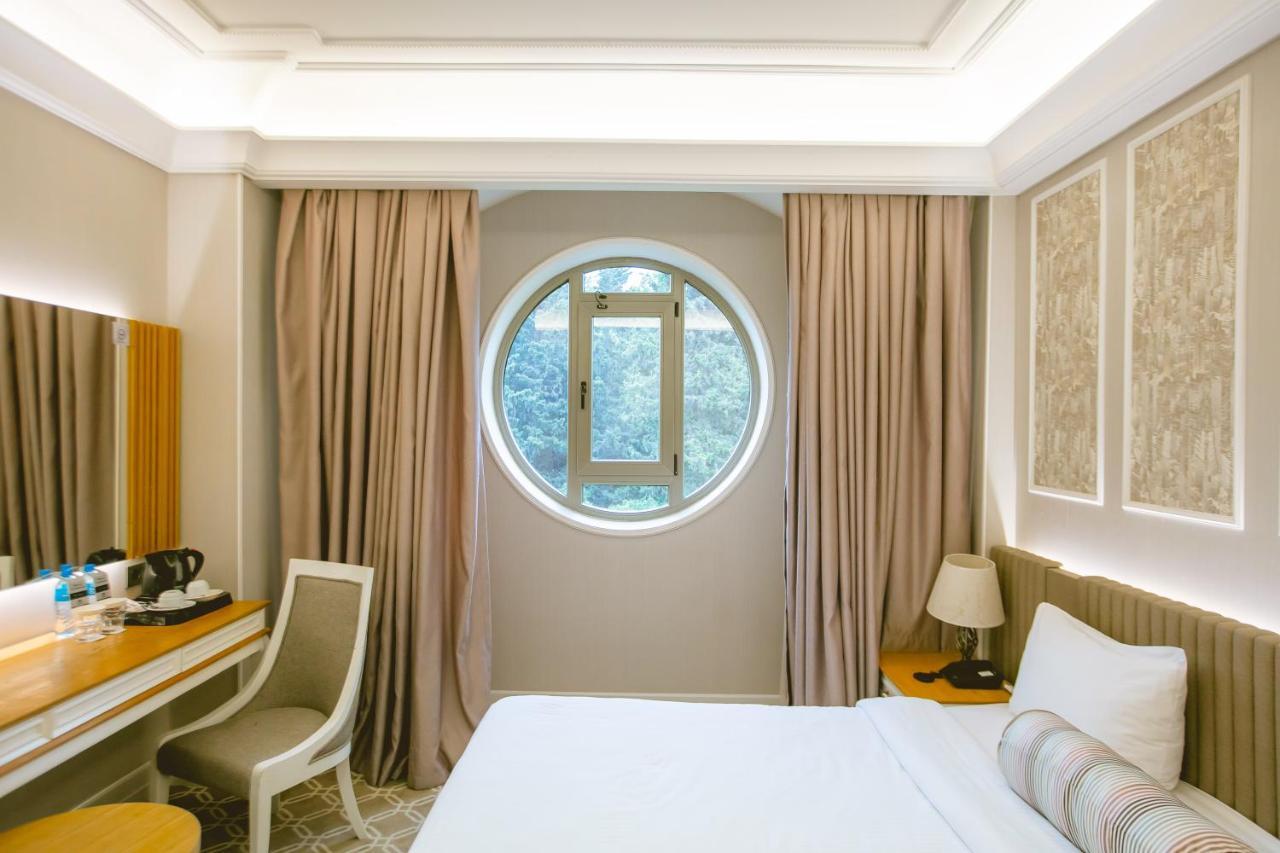 Theatrum Hotel Baku Ngoại thất bức ảnh A room at the hotel