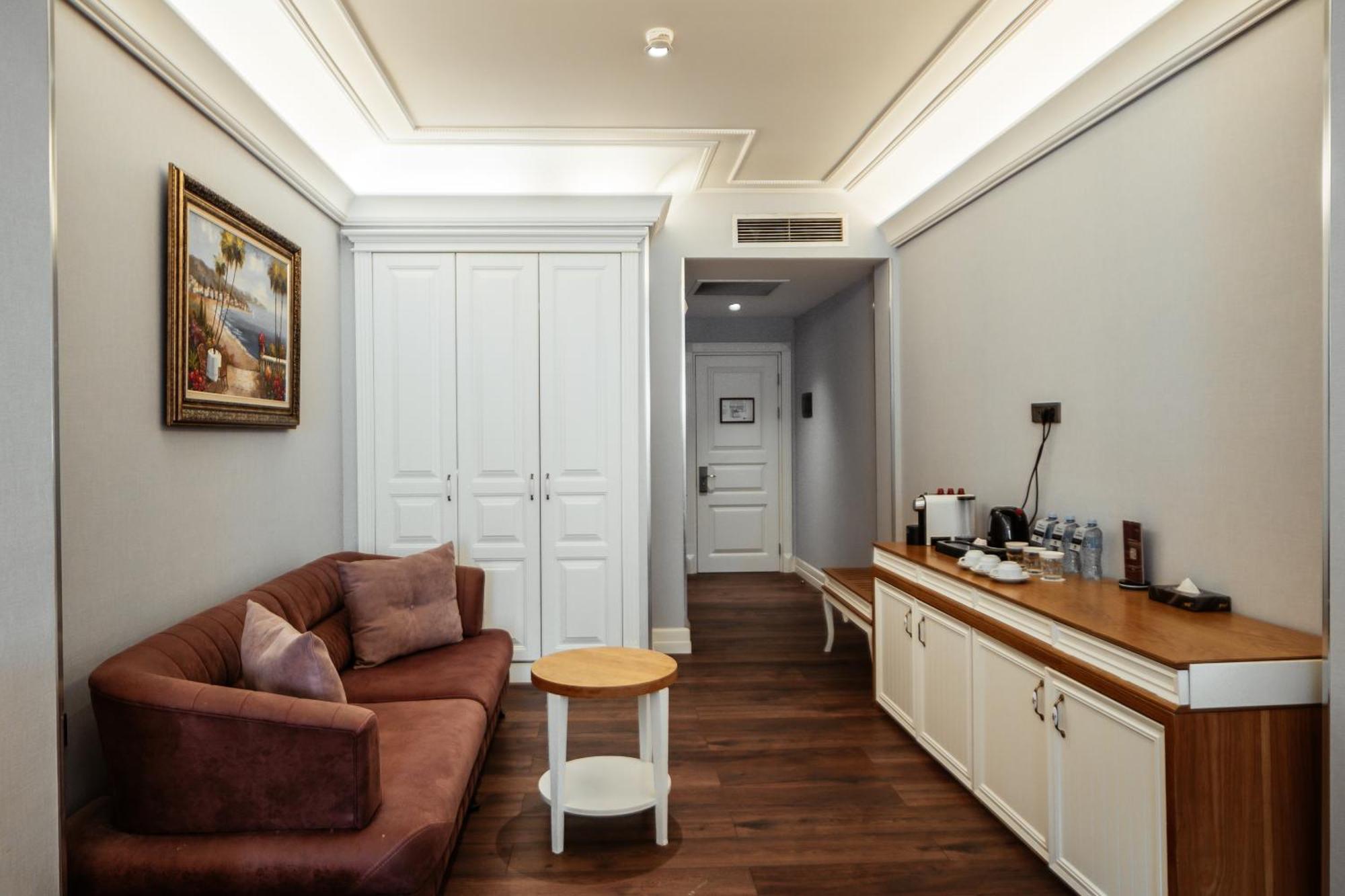 Theatrum Hotel Baku Ngoại thất bức ảnh A room at the hotel